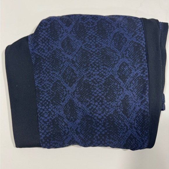 Women’s Athleta Snakeskin Print Cuffed Brooklyn Jogger Pants Size 4 EUC - Picture 14 of 14